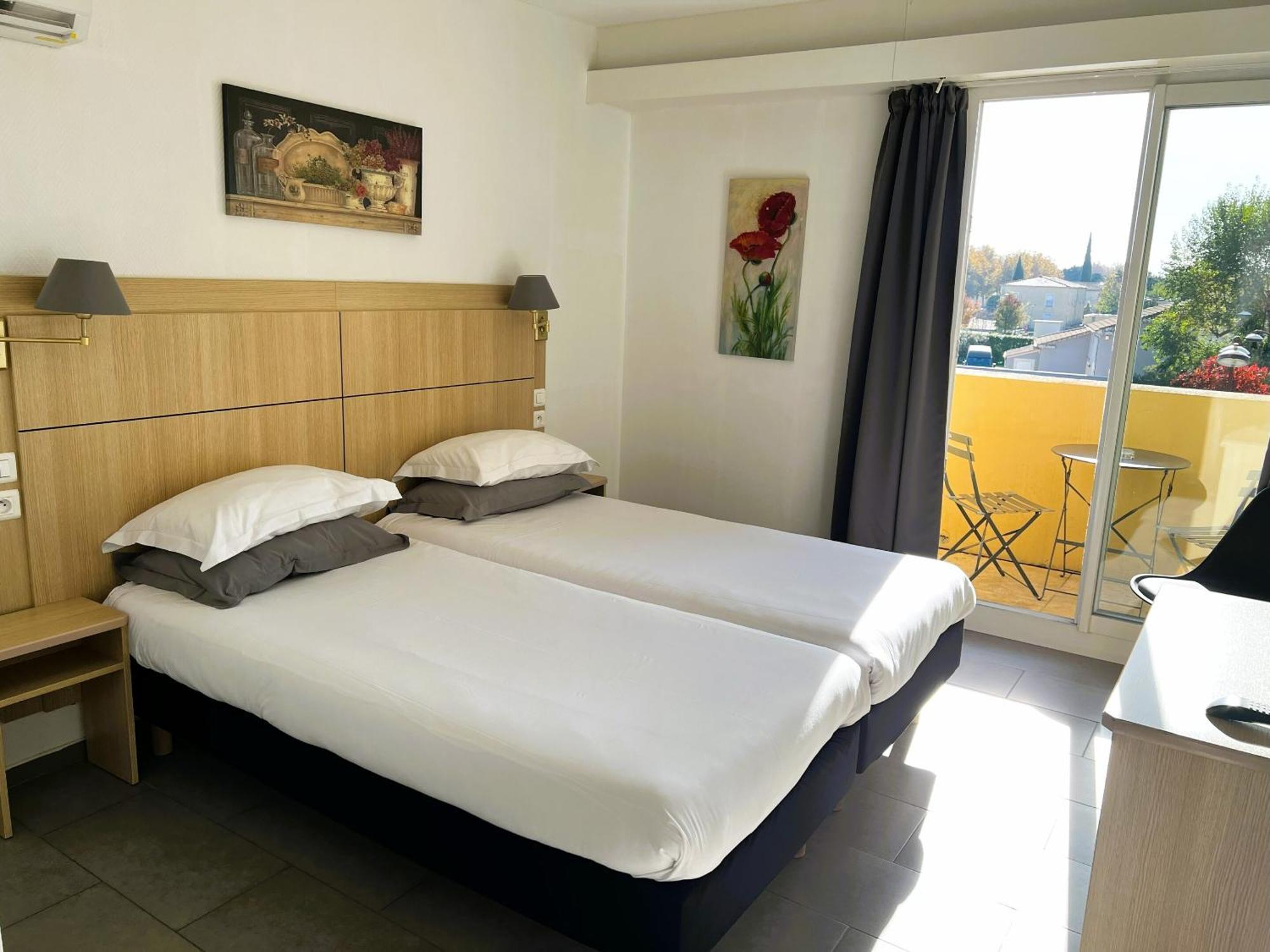 Hotel Les Nevons L'Isle-sur-la-Sorgue Room photo